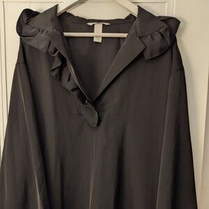 Black V Neck Long Sleeve tunic with fabric that flares out on the V Neck Collar.